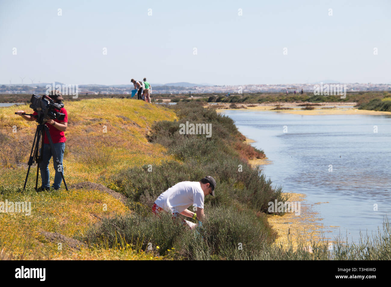 San Fernando, Cadiz, Spanien - 16. März 2019: Dutzende von freiwilligen Müll aus den Pfaden des Caño Carrascon. Dieser Weg kann als betrachtet werden Stockfoto