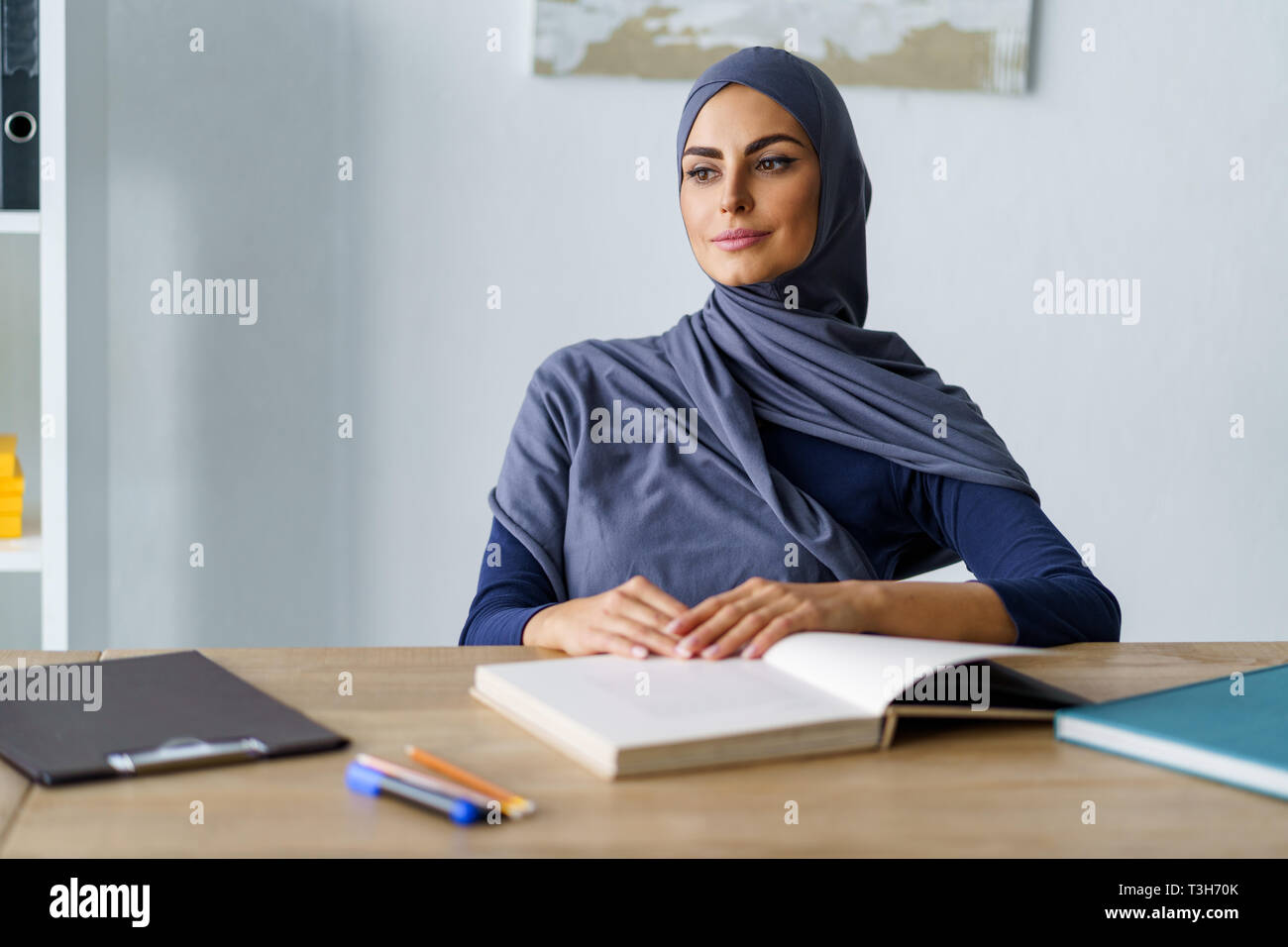 Muslimische Frau werfen Sie einen Blick Stockfoto