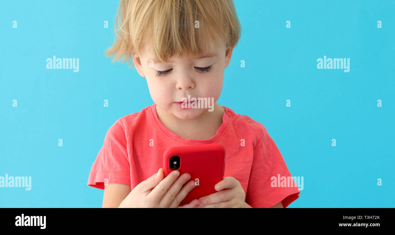 Kind Handy Bildschirm tippen, Interesse an moderner Technik Stockfoto