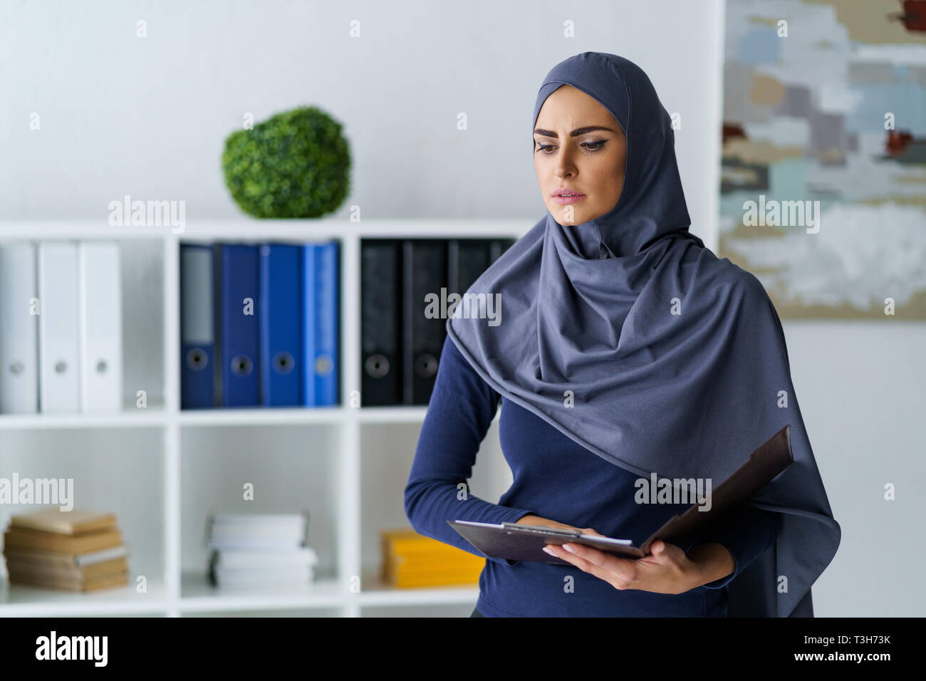 Betonte muslimischen Geschäftsfrau Stockfoto
