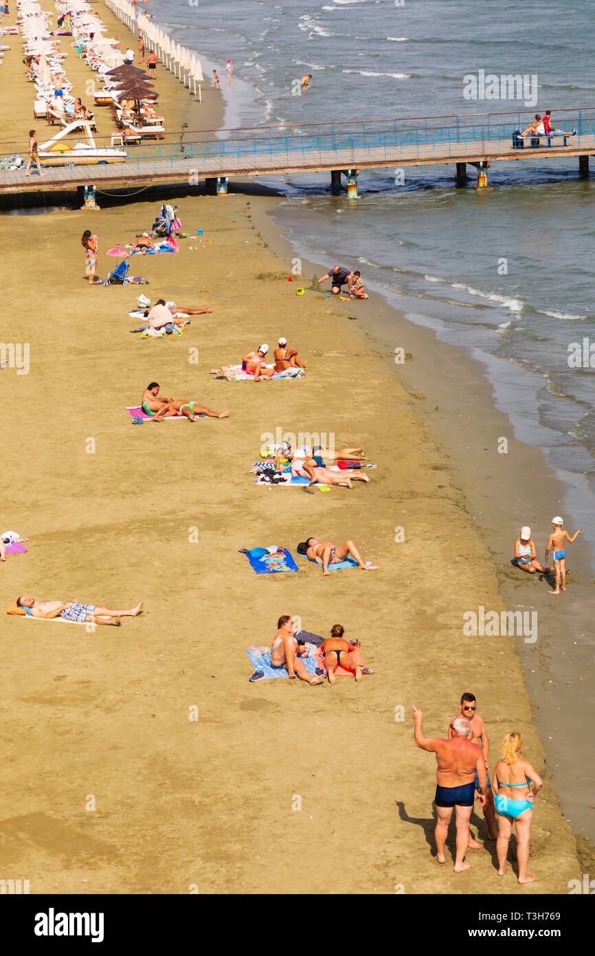 Touristen Sonnenbaden auf finikoudes Beach, Larnaca, Zypern Oktober 2018 Stockfoto