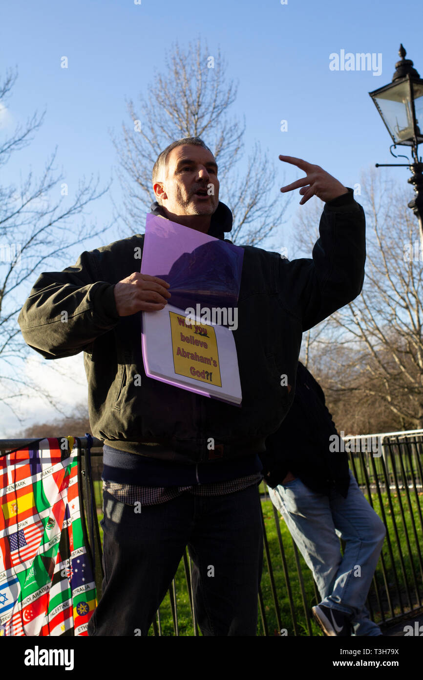 Ein straßenprediger talkling mit Leidenschaft in der Dämmerung im Dezember in einer Ecke des berühmten Lautsprecher im Hyde Park, London, in letzter Zeit eine touristische Attraktion geworden. Stockfoto