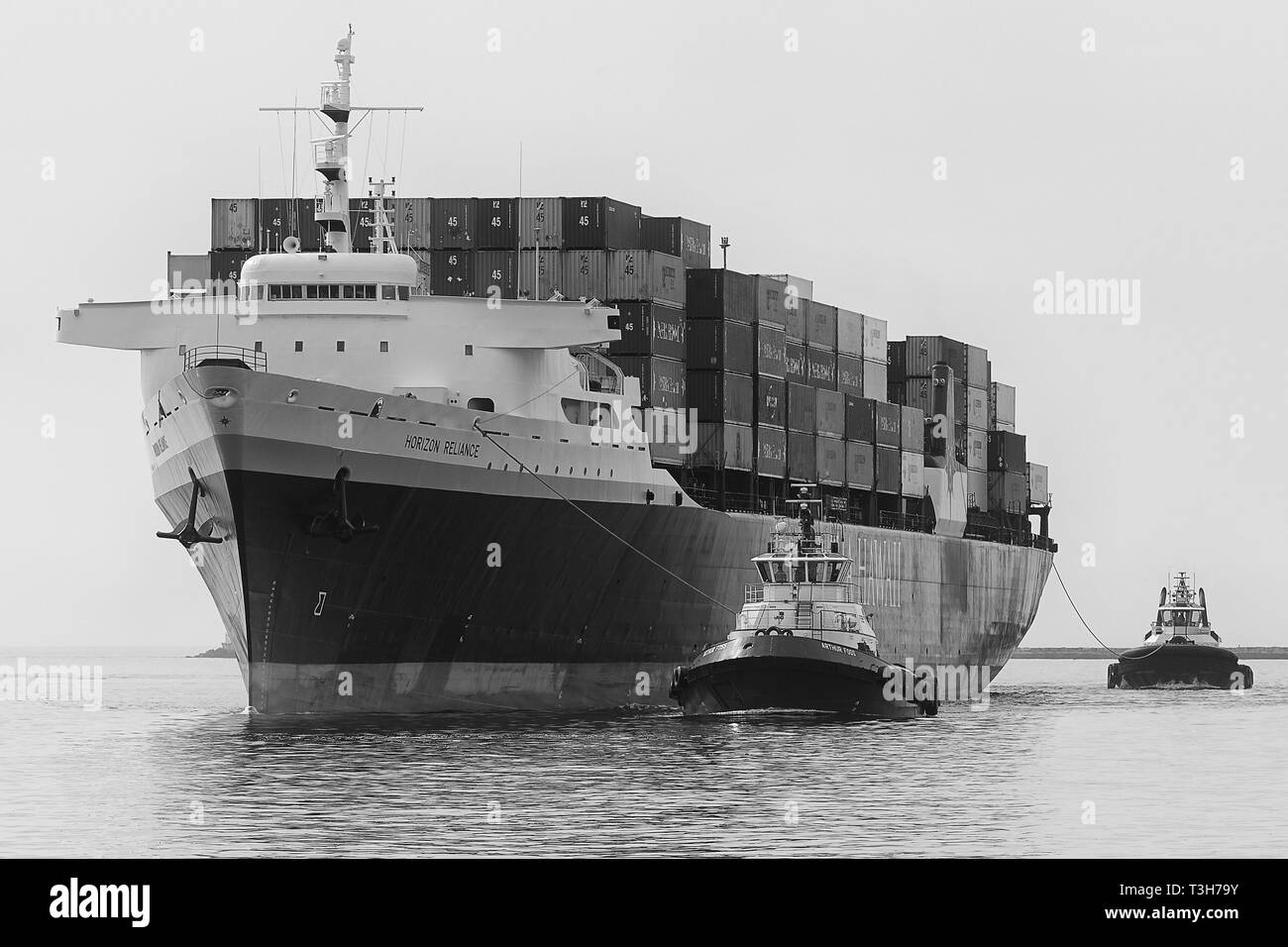 Schwarz-weiß-Foto des Vintage PASHA HAWAII (frühere HORIZON LINES), Containerschiff, HORIZON RELIANCE, nähert sich dem Hafen von Los Angeles, USA Stockfoto