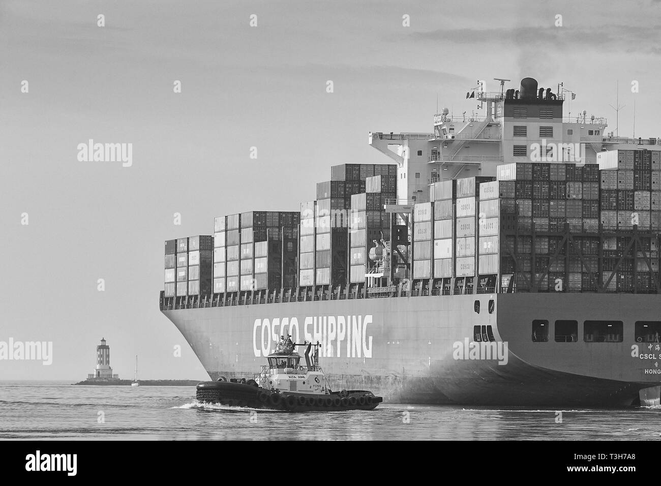 Schwarz-weiß-Foto Eines Sterns Blick auf das Containerschiff, CSCL SPRING, als sie den Hafen von Los Angeles verlässt, das Angels Gate Light Ahead, USA Stockfoto