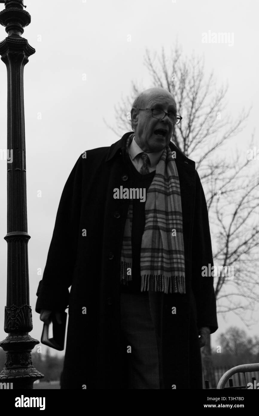 Ein straßenprediger talkling mit Leidenschaft in der Dämmerung im Dezember in einer Ecke des berühmten Lautsprecher im Hyde Park, London, in letzter Zeit eine touristische Attraktion geworden. Stockfoto