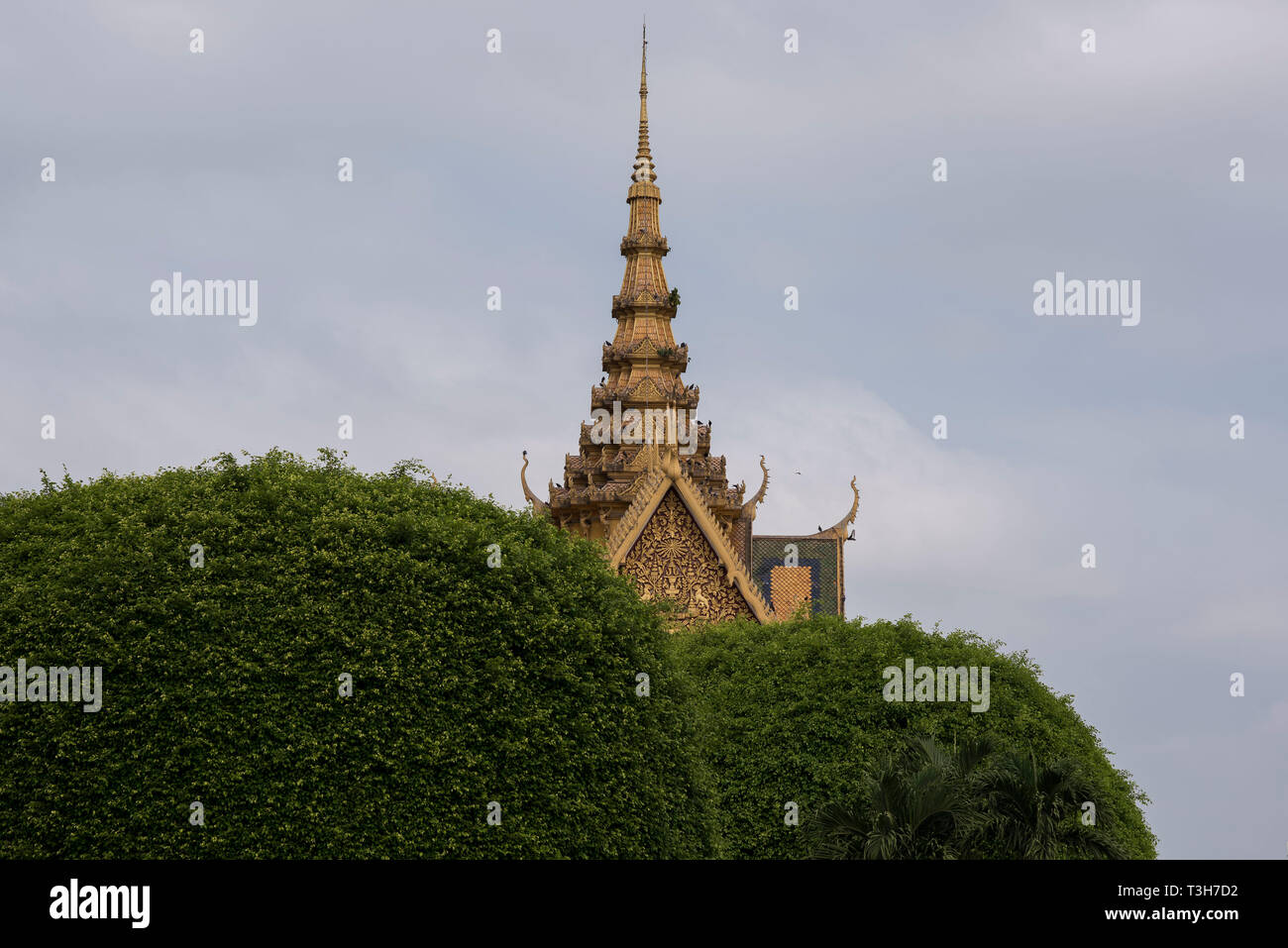 PHNOM PENH, Kambodscha - Januar 06: Menschen auf dem Fernseher ansehen Der Nordkorea Test von H-Bombe in einem Hotel am Januar 06, 2016. Nordkorea Ansprüche geprüft zu haben Stockfoto