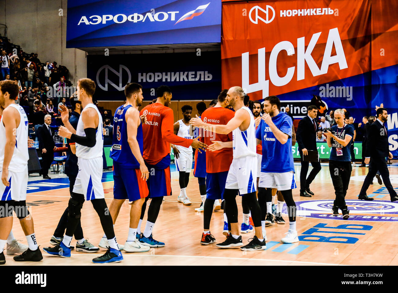 CSKA Moskau Spieler gesehen die Hände schütteln mit den Spielern von Zenit St. Petersburg vor der regulären Season Match in der Russischen VTB-Liga. CSKA Moskau besiegte Zenit St. Petersburg 83-73 Stockfoto