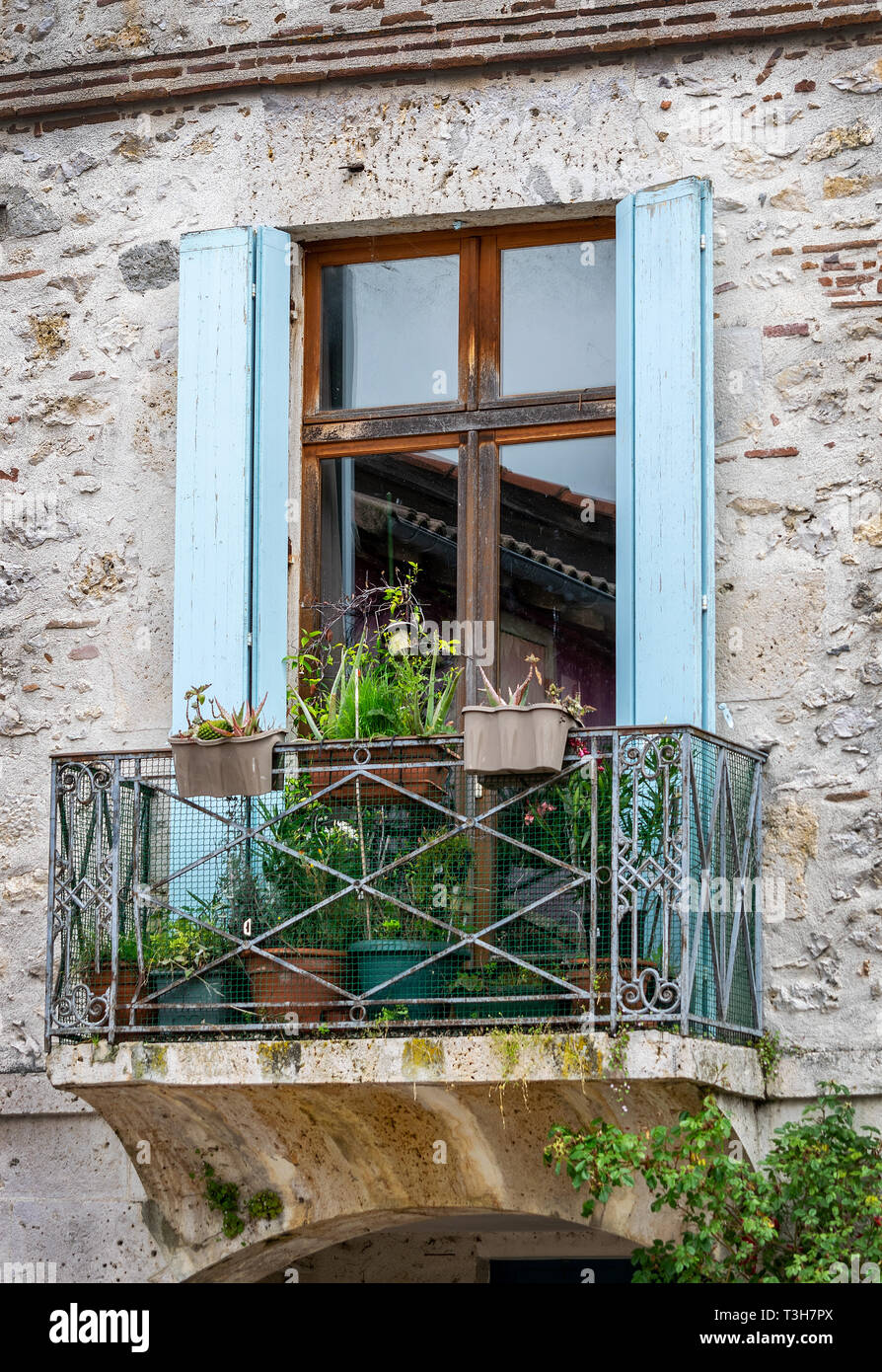 Fenstertren und franzsischer Balkon mit drei grnen Topfpflanzen  Stockfotografie - Alamy