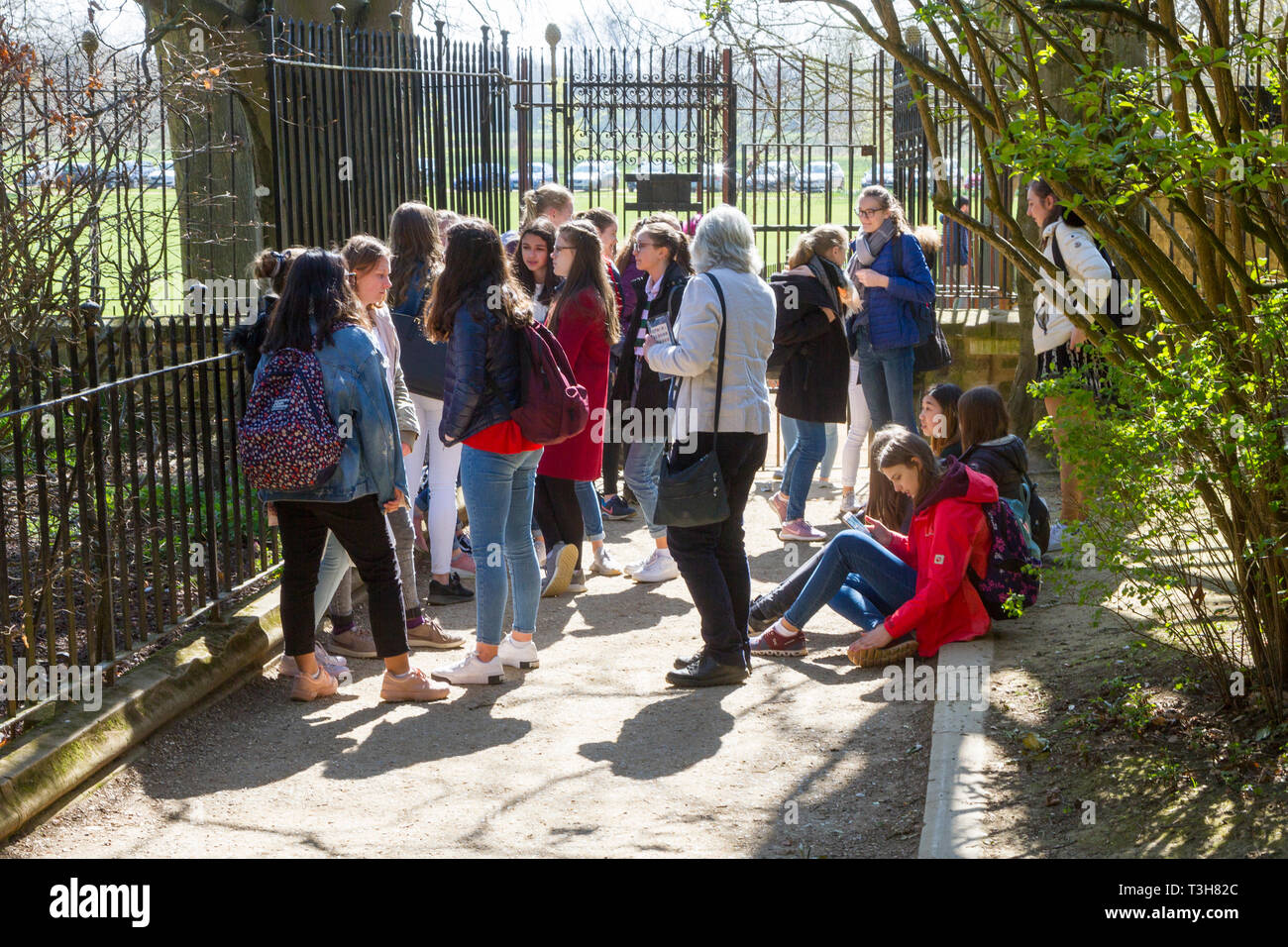 Eine Schule Partei auf eine geführte Tour in Grove, Oxford, die Christus Kirche Wiese Stockfoto