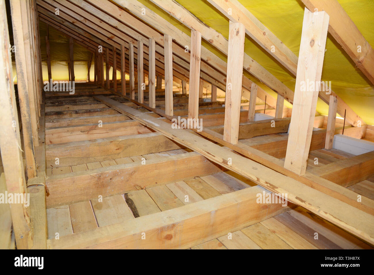 Dach- Konstruktion Interieur. Holzbalken, Fachwerkhaus Dachgeschoss Bau. Stockfoto