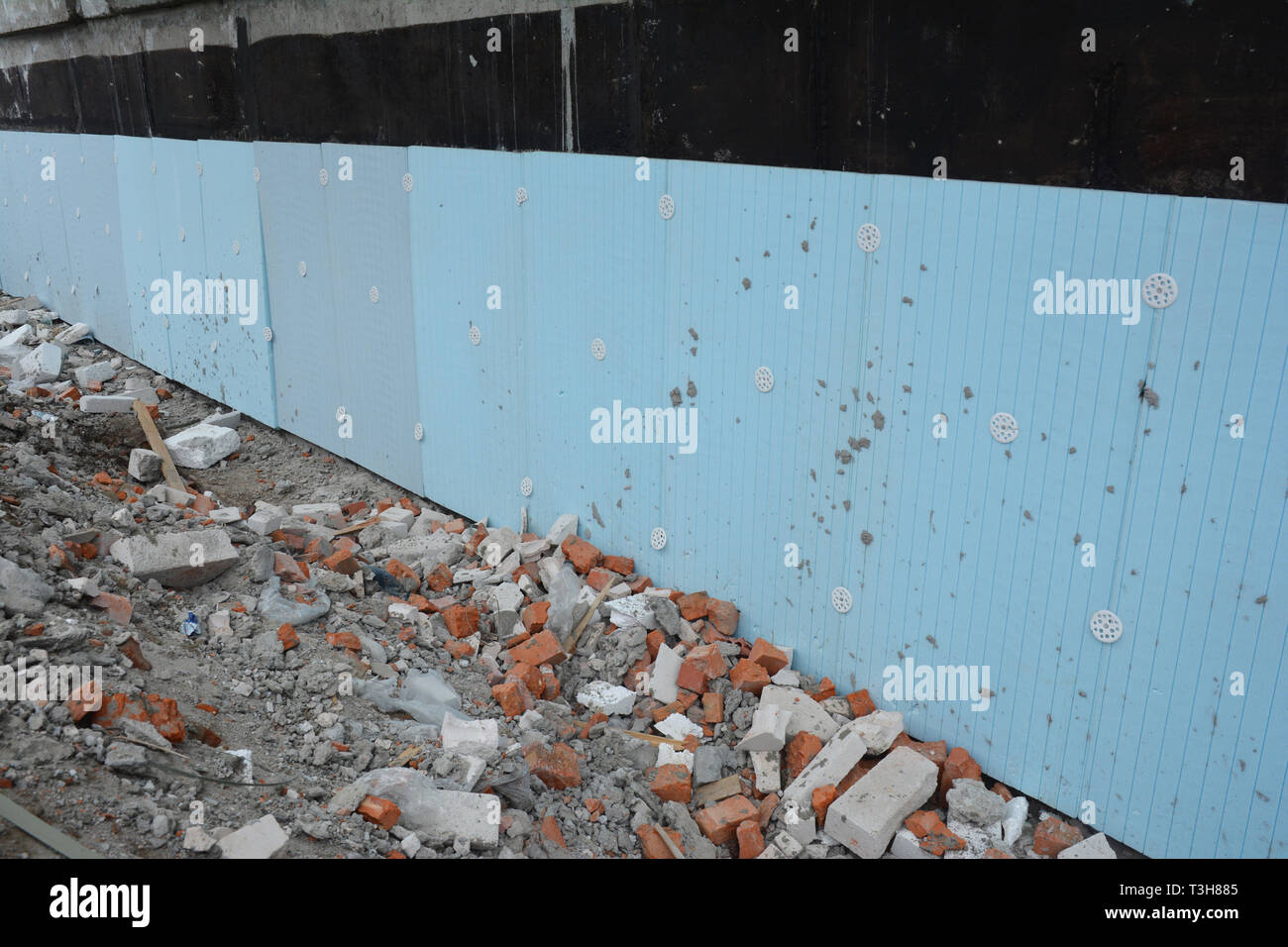 Keller starre Isolierung details mit feuchtigkeitssperren. Haus Fundament Isolierung zur Energieeinsparung. Stockfoto