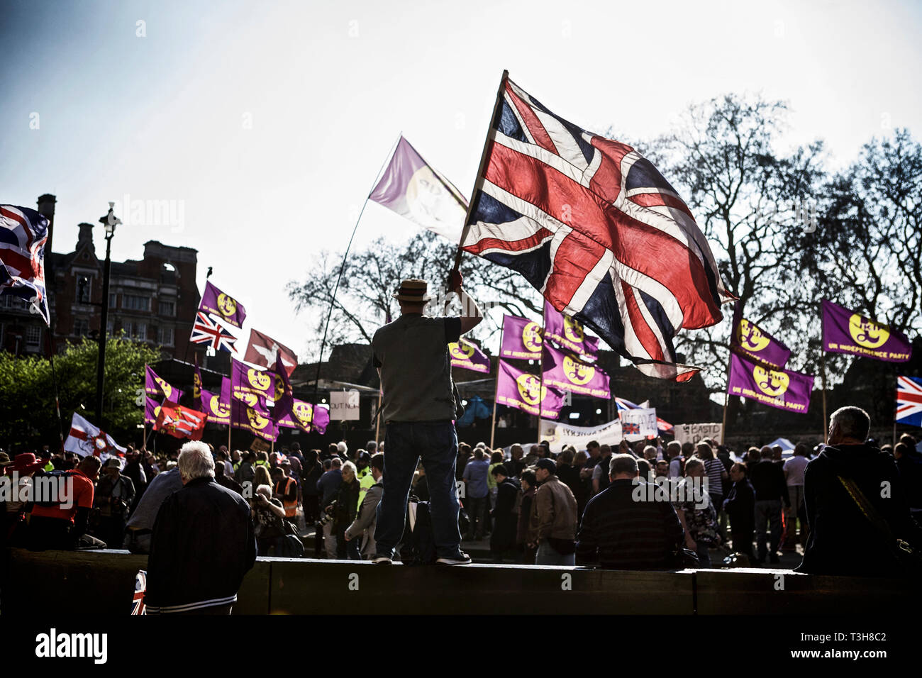Politische Kundgebung großbritannien/Politik großbritannien/politischer Protest – Protestler mit einer Flagge auf einer friedlichen kundgebung im märz für den Brexit im Jahr 2019. Britishness. Patriotismus. Stockfoto