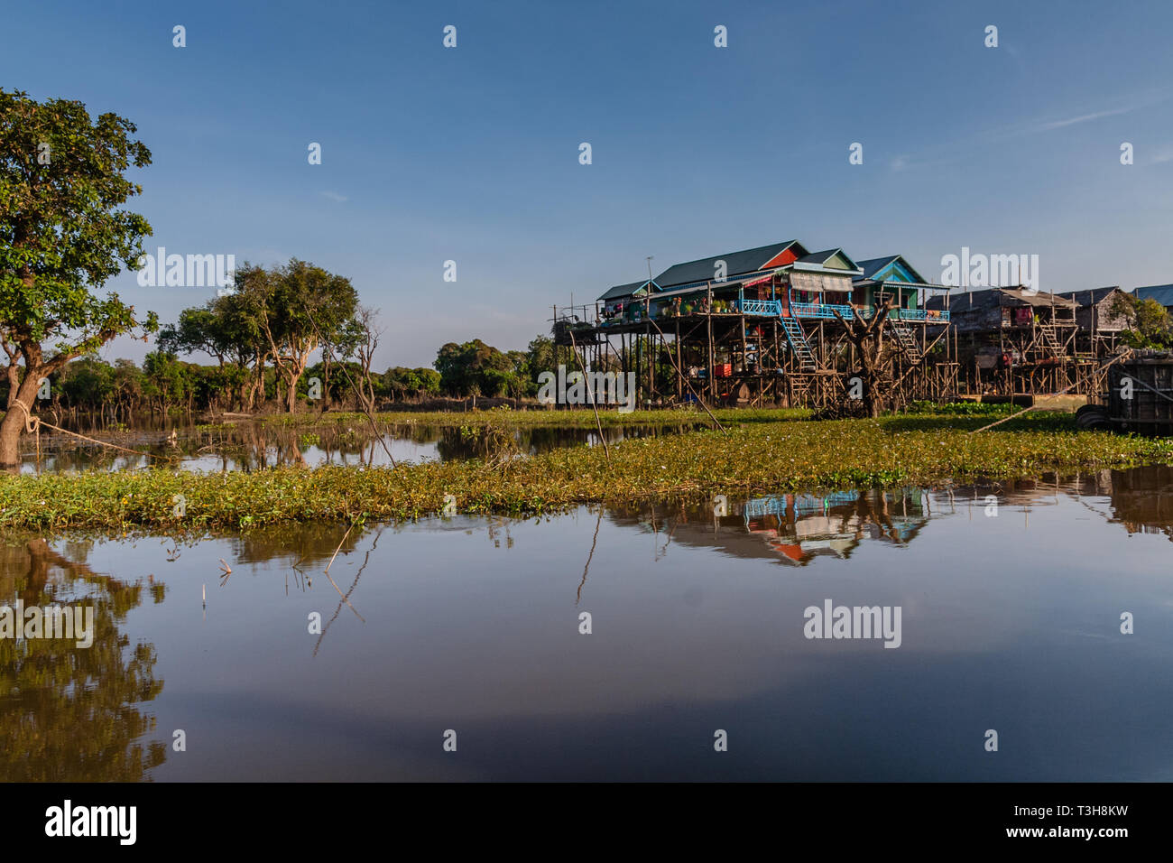 Pfahlbauten in einem Fischerdorf in der Nähe von See Tonle Sap, Kambodscha Stockfoto