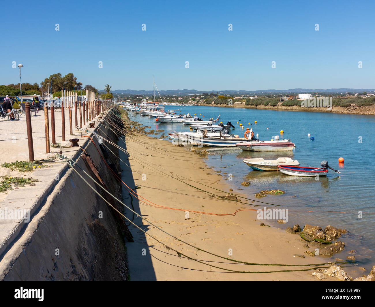 Barcos ancorados na Fuzeta, Algarve Stockfoto