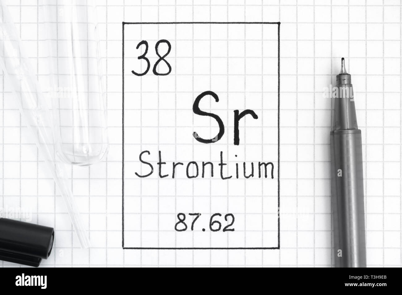 Das Periodensystem der Elemente. Handschrift chemische Element Strontium Sr mit schwarzem Stift, Reagenzglas und Pipette. Close-up. Stockfoto