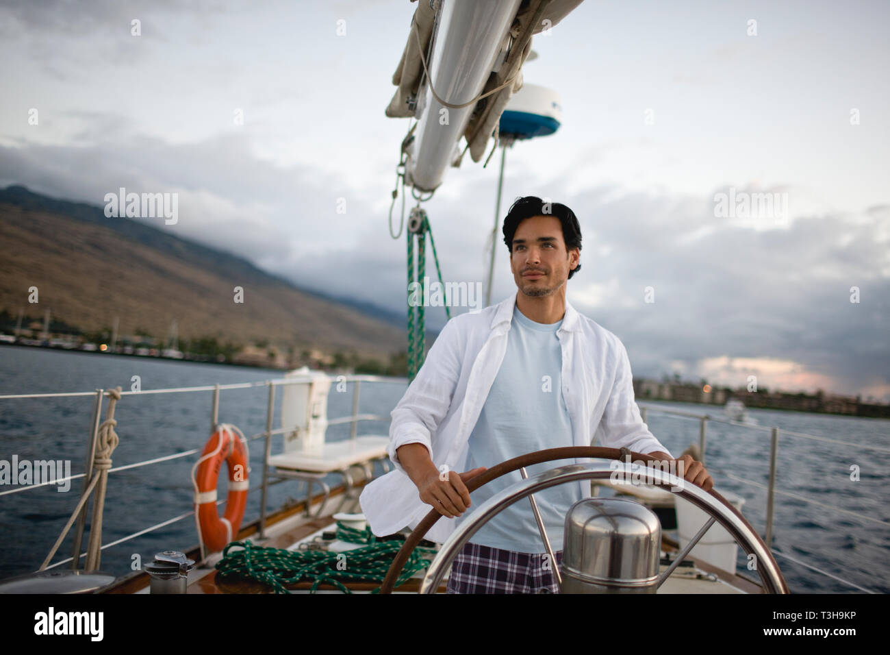 Mann Lenkung Yacht. Stockfoto