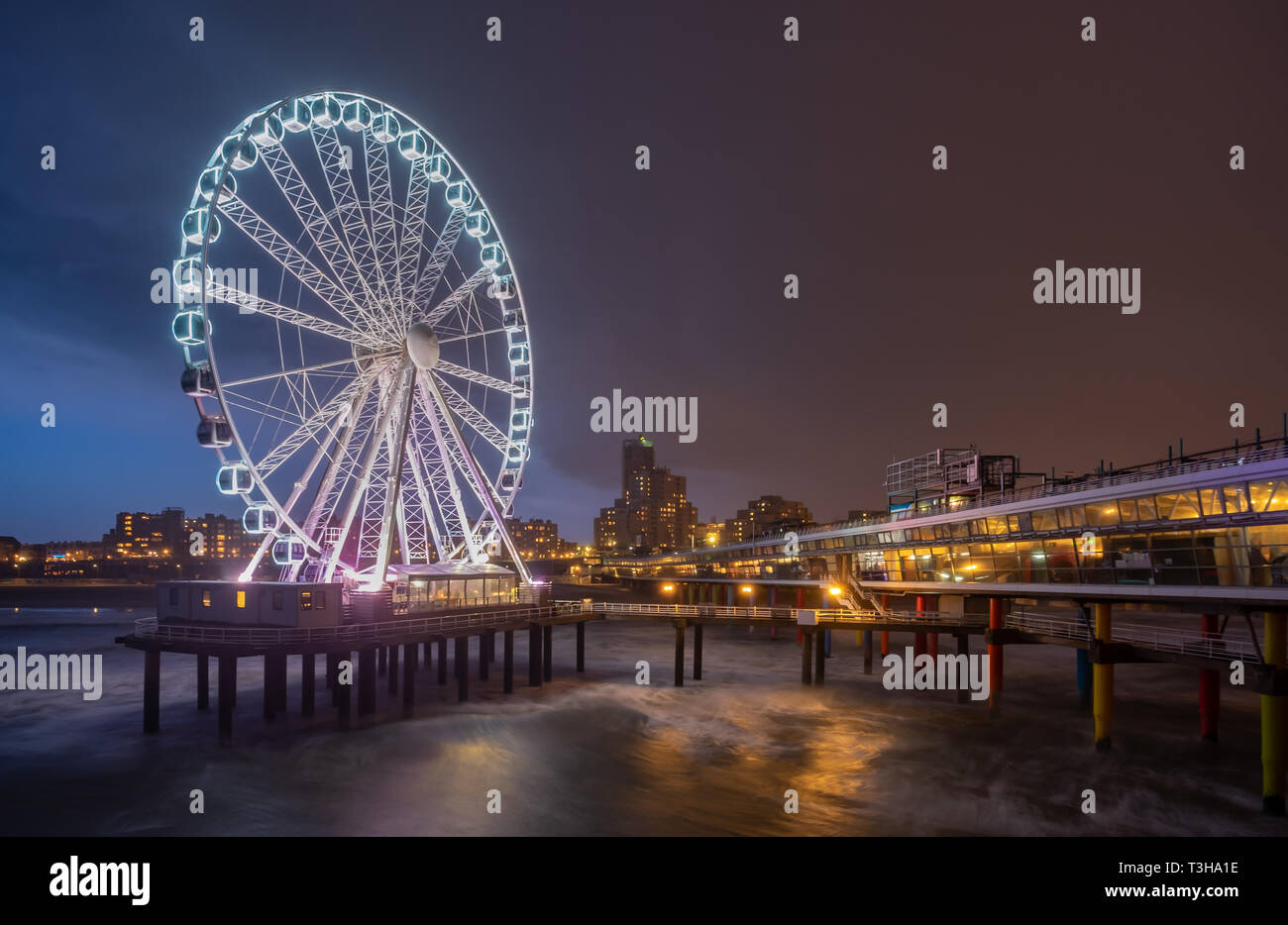 Beliebte Riesenrad auf dem Pier von Scheveningen, Den Haag. Stockfoto