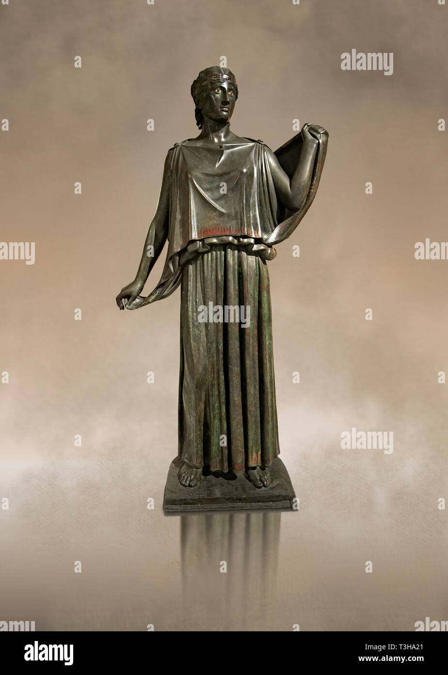 Die ursprüngliche griechische Bronze Skulptur eines tanzenden Frauen aus dem Platz Peristyl der Villa der Papyri in Herculaneum, Museum für Archäologie, Italien Stockfoto