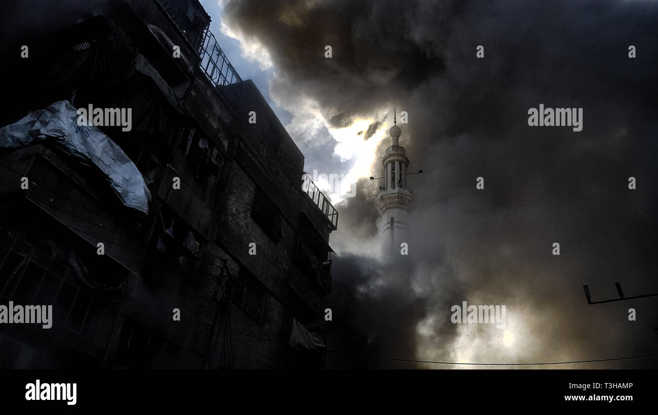 Eine Moschee gesehen durch einen Luftangriff in der Stadt Douma ausgerichtet. Truppen der syrischen Regierung am 6. April 2018 durchgeführten Luftangriffe auf Rebellen gehaltenen Douma. Nach Angaben von Aktivisten, Dutzende von Menschen getötet und mehr als 50 Menschen wurden verletzt. Stockfoto