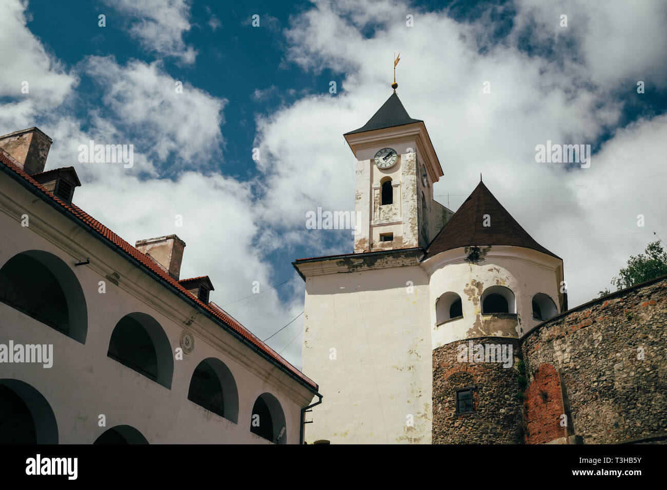 Die palanok Schloss oder Mukachevo Schloss, in der Nähe des Clock Tower. Tschechien, Ukraine Stockfoto