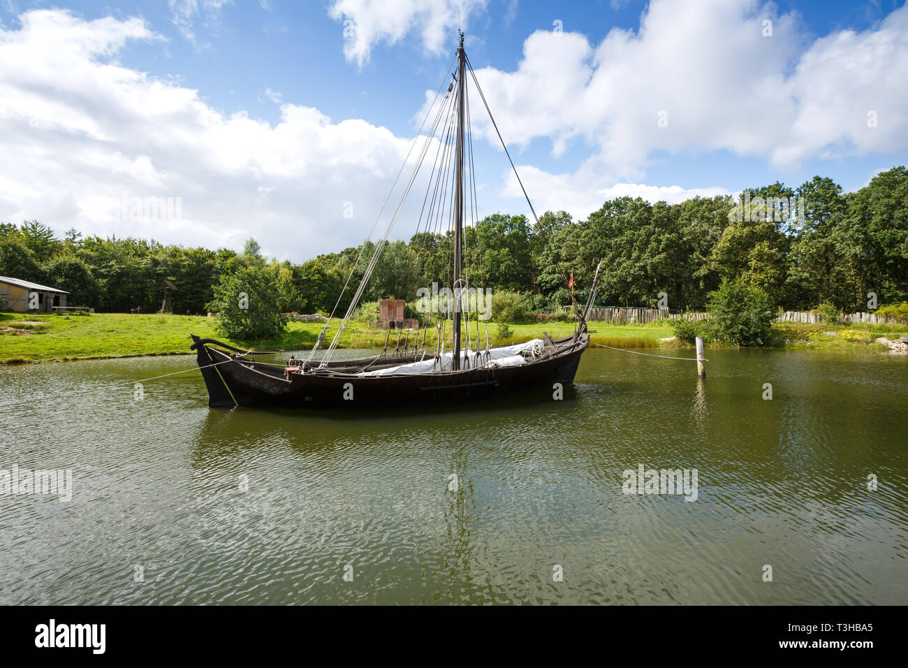 Die mittelalterliche Boot im Mittelalter Zentrum, der experimentellen Living History Museum in Sundby Lolland, Dänemark. Stockfoto