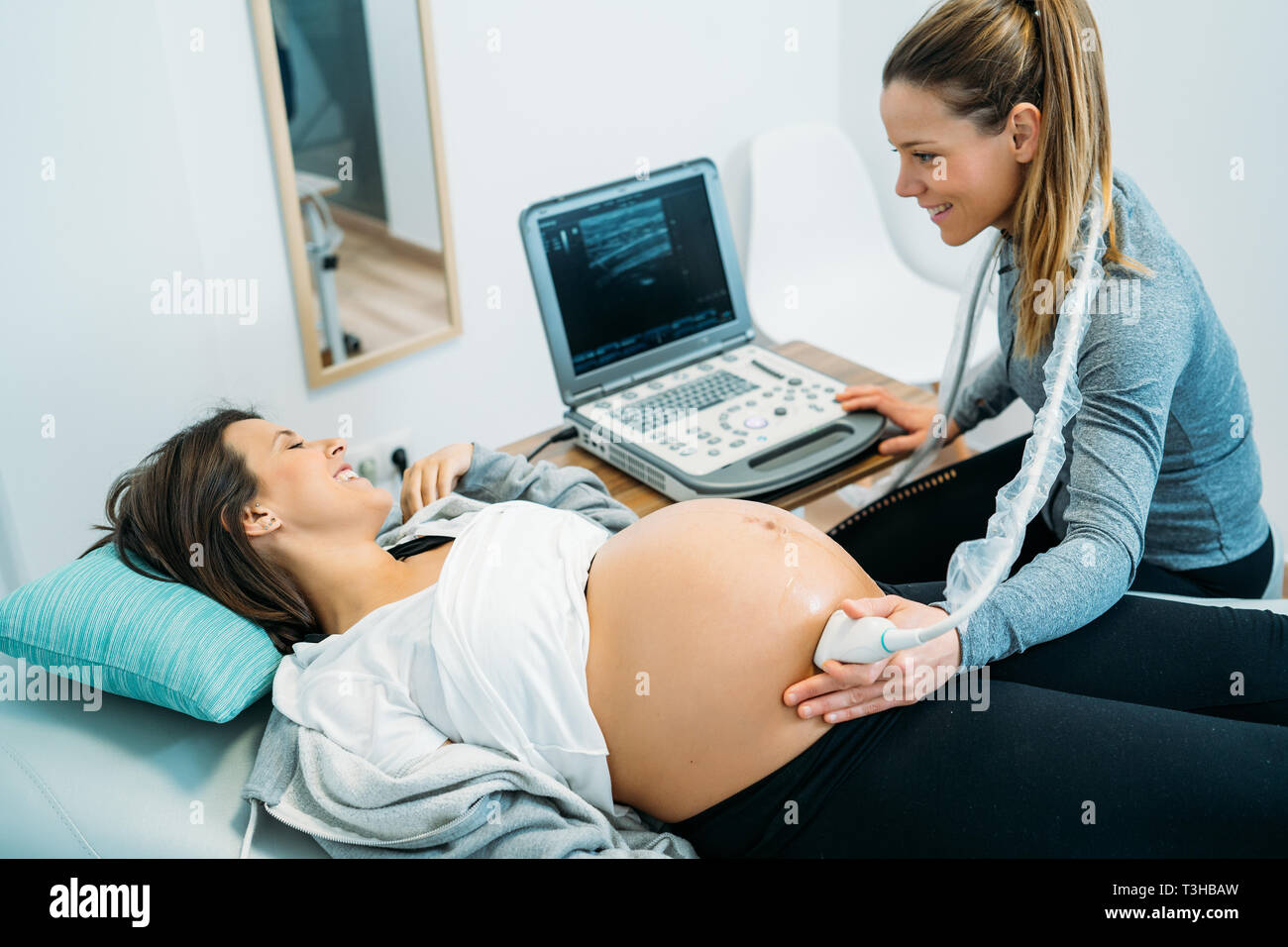Arzt einen Ultraschall für schwangere Frau Scan Stockfoto