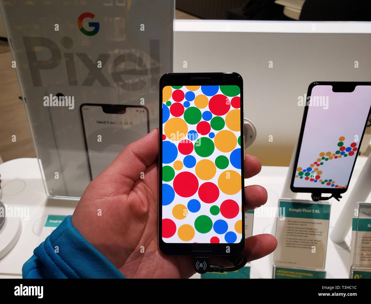 MONTREAL, KANADA - 28. MÄRZ 2019: Google Pixel 3 Telefon in einer Hand bei mobilen Speichern. Google Pixel ist eine Linie der elektronischen Geräte von Google entwickelt. Stockfoto