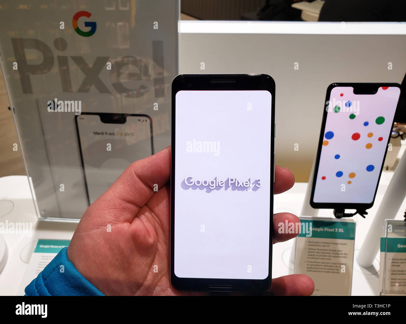 MONTREAL, KANADA - 28. MÄRZ 2019: Google Pixel 3 Telefon in einer Hand bei mobilen Speichern. Google Pixel ist eine Linie der elektronischen Geräte von Google entwickelt. Stockfoto