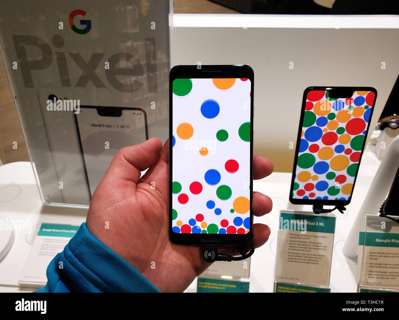 MONTREAL, KANADA - 28. MÄRZ 2019: Google Pixel 3 Telefon in einer Hand bei mobilen Speichern. Google Pixel ist eine Linie der elektronischen Geräte von Google entwickelt. Stockfoto