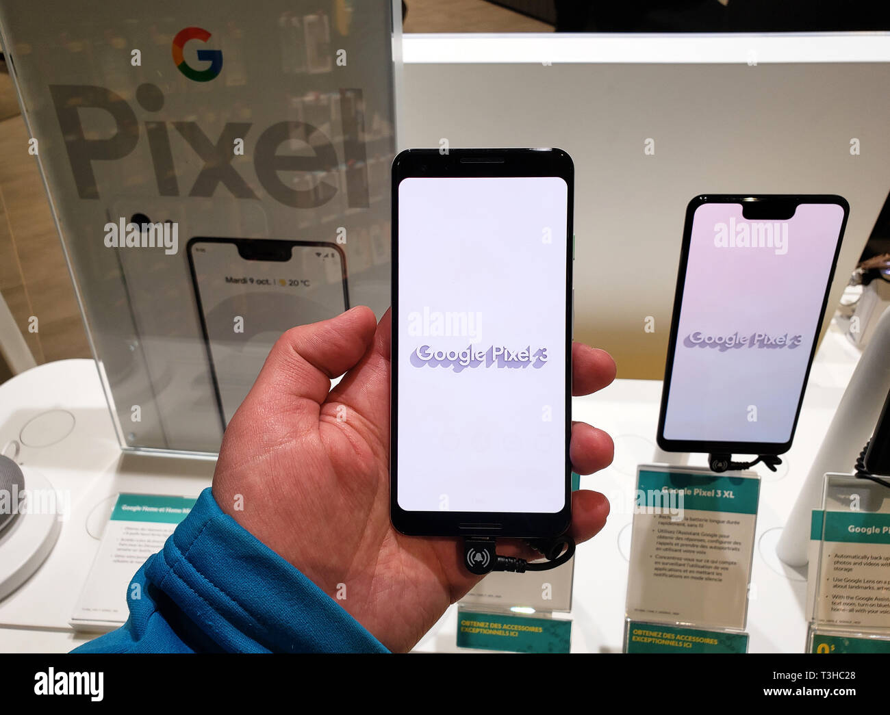 MONTREAL, KANADA - 28. MÄRZ 2019: Google Pixel 3 Telefon in einer Hand bei mobilen Speichern. Google Pixel ist eine Linie der elektronischen Geräte von Google entwickelt. Stockfoto