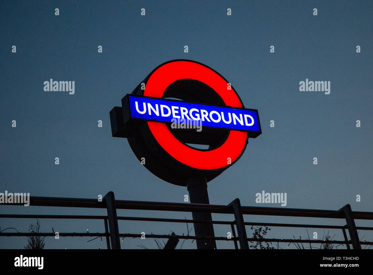 Kleine Fußgängerbrücke hinzufügen Gebäude Central London Stockfoto