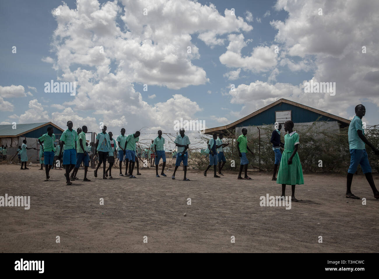 Kinder verlassen die Schule in Kakuma Flüchtlingslager, im Nordwesten Kenias. Kakuma ist die Heimat von Mitgliedern der lokalen Turkana Gemeinschaft und der nahe gelegenen Flüchtlingslagern Zuflucht rund 190.000 Flüchtlinge aus Ländern wie Äthiopien, Burundi, Somalia, Tansania und Uganda. Stockfoto