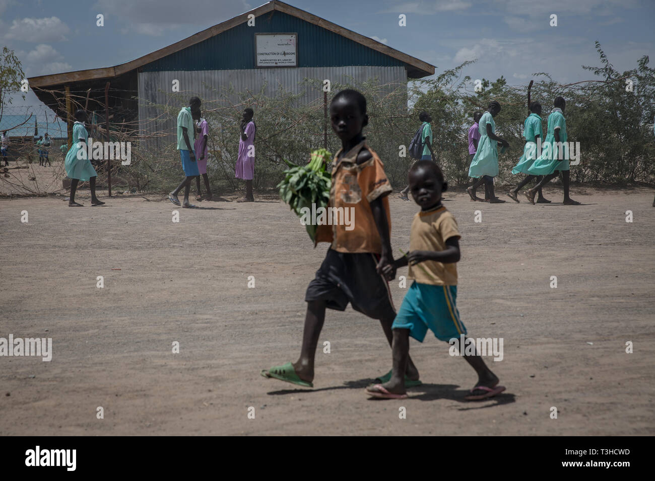 Kinder gesehen die Schule verlassen, in Kakuma Flüchtlingslager, im Nordwesten Kenias. Kakuma ist die Heimat von Mitgliedern der lokalen Turkana Gemeinschaft und der nahe gelegenen Flüchtlingslagern Zuflucht rund 190.000 Flüchtlinge aus Ländern wie Äthiopien, Burundi, Somalia, Tansania und Uganda. Stockfoto