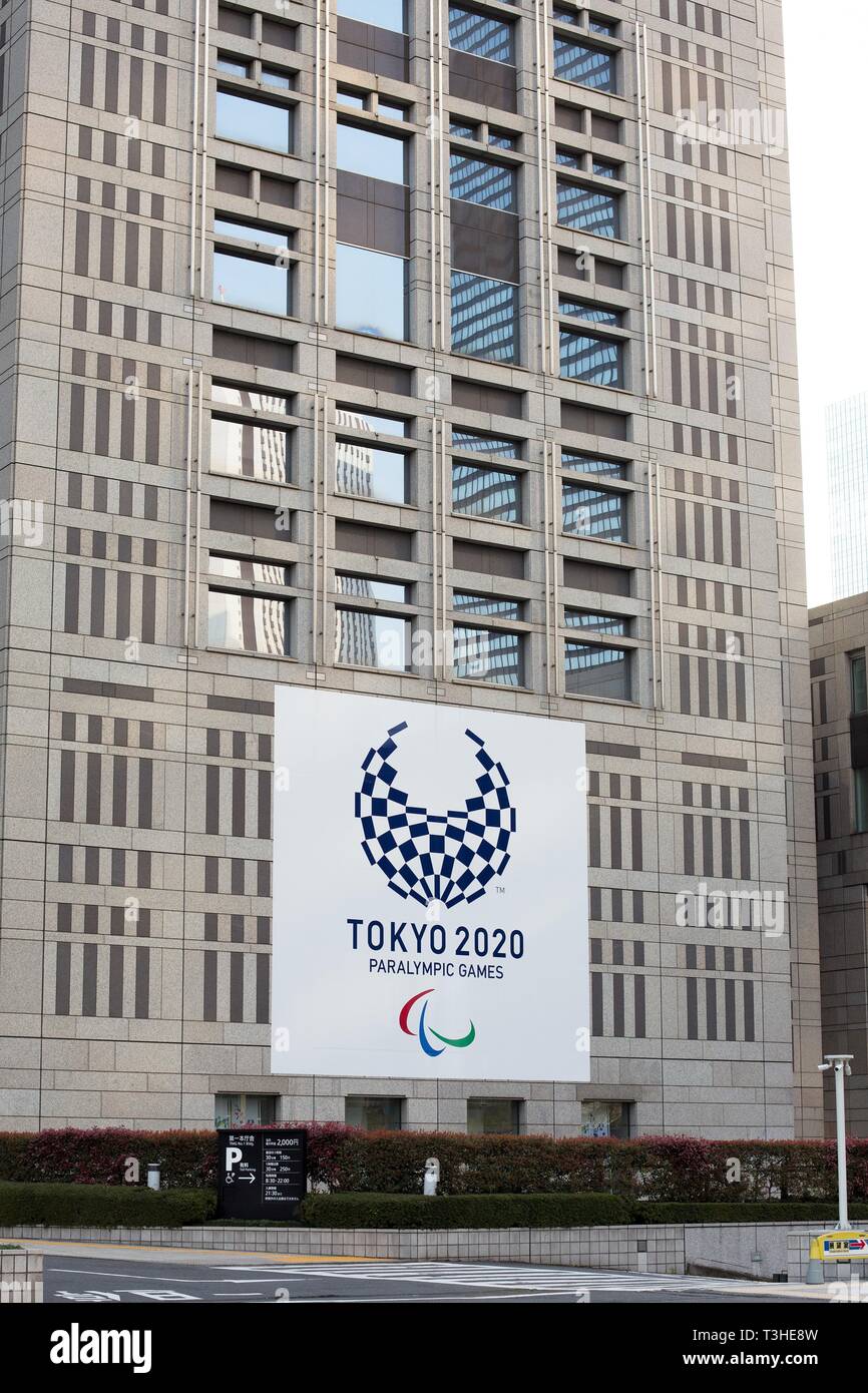 Ein Banner für die Paralympischen Spiele 2020 vom Tokyo Metropolitan Government Building in Tokyo Japan hängen. Stockfoto