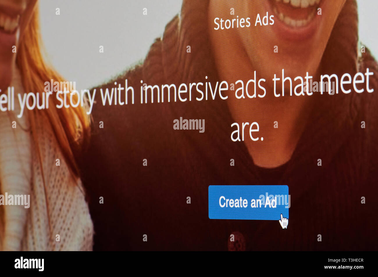 New York, USA - April 8, 2019: Facebook Geschichten Ads auf digitalen Bildschirm Makro Nahaufnahme Stockfoto