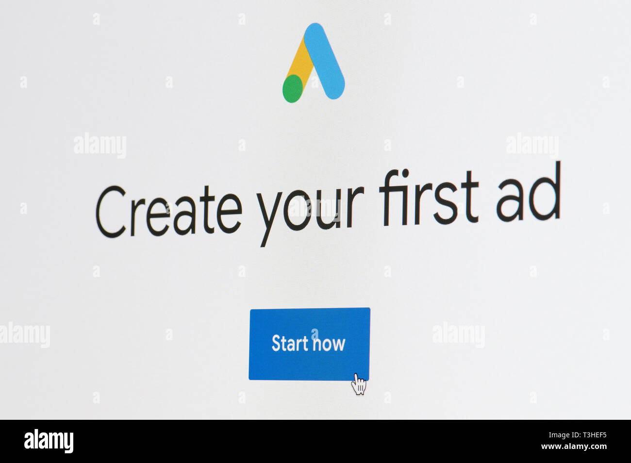 New York, USA - April 8, 2019: Erstellen erste Google Ad auf digitalen Bildschirm Makro Nahaufnahme Stockfoto