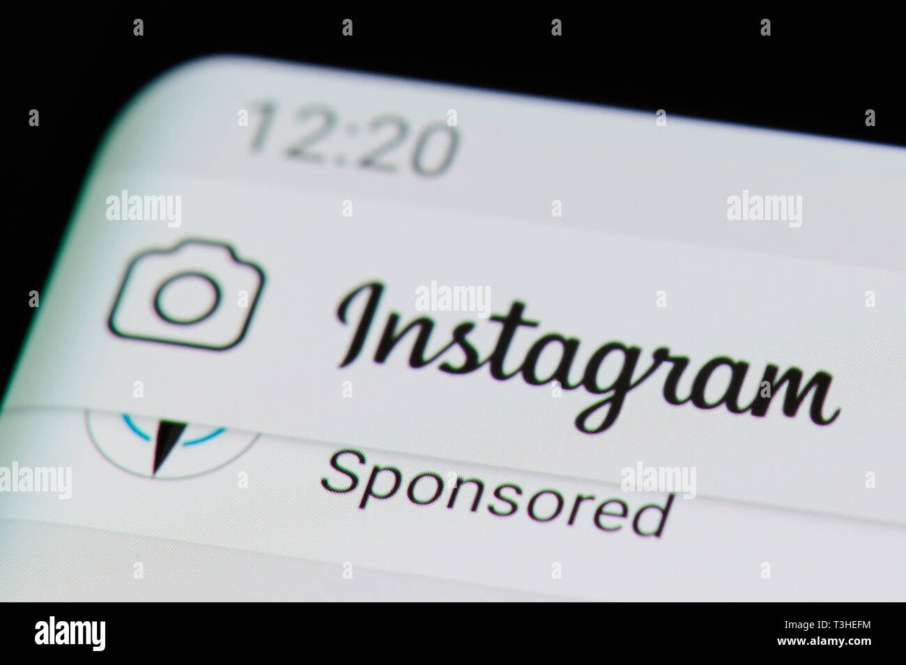 New York, USA - April 8, 2019: Sponsored Post in Instagram feed auf digitalen Bildschirm Makro Nahaufnahme Stockfoto