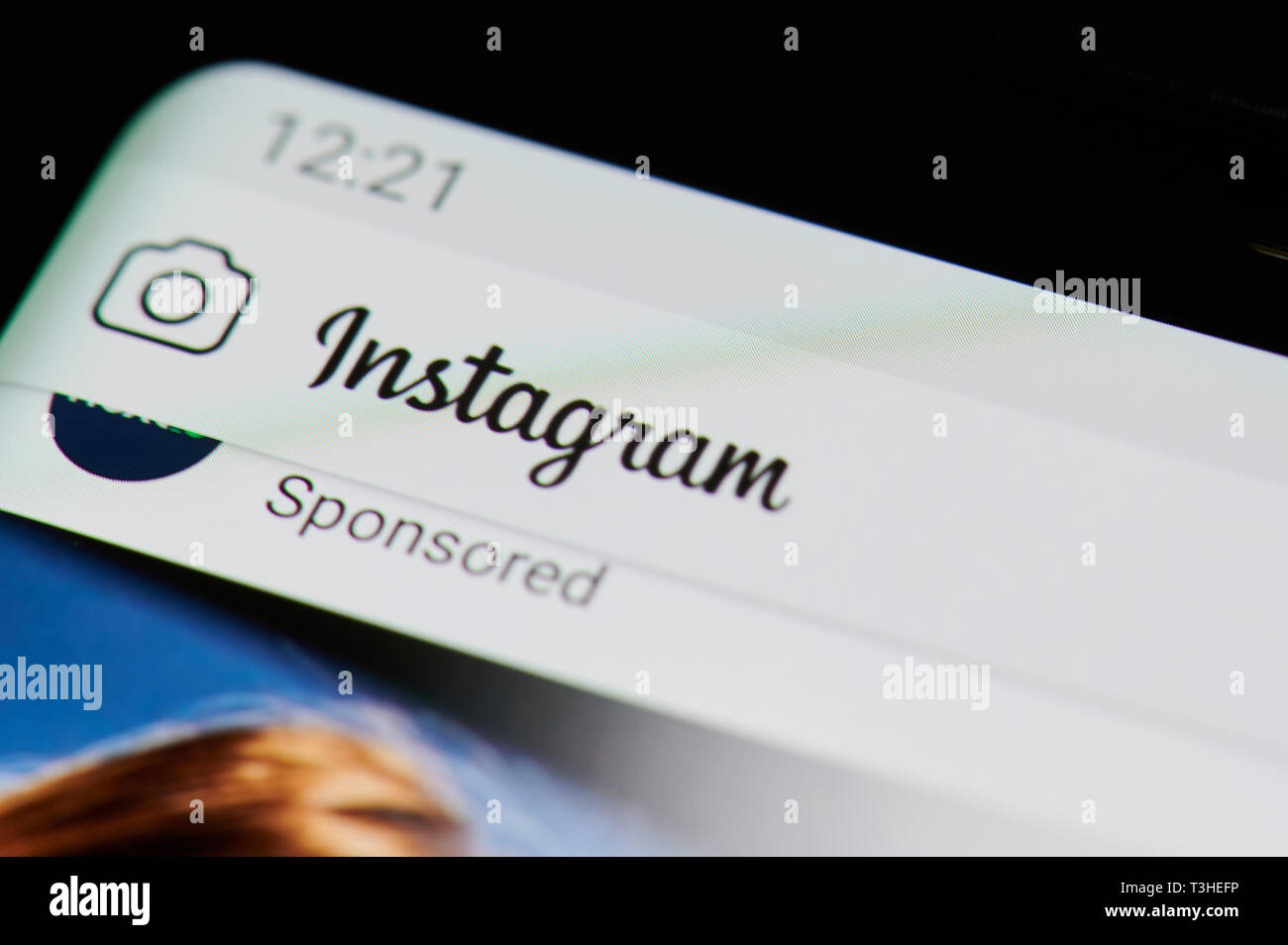 New York, USA - April 8, 2019: Sponsored Post in instagram App auf dem digitalen Bildschirm Makro Nahaufnahme Stockfoto