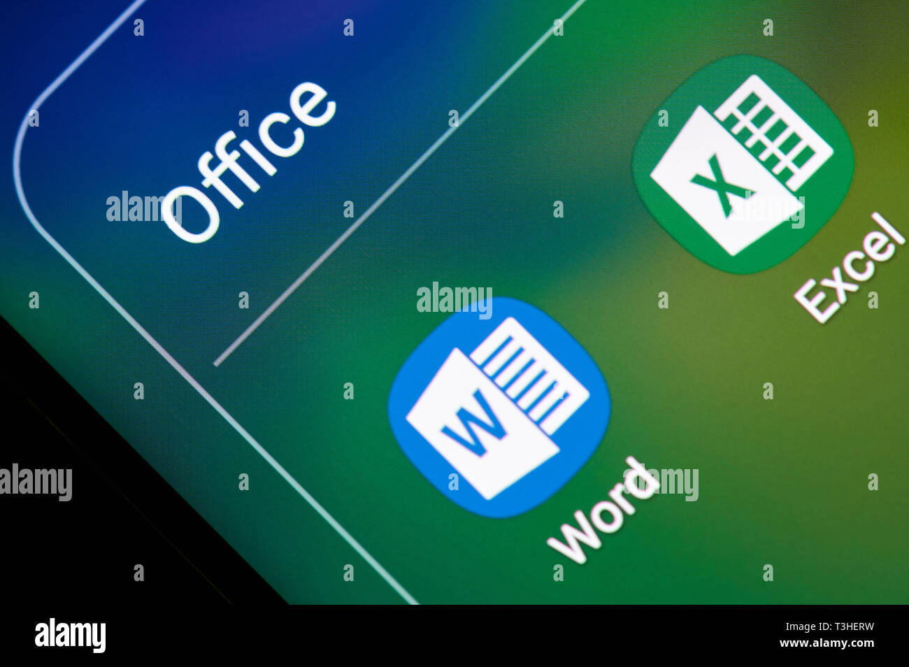 New York, USA - April 8, 2019: Microsoft Office Excel und Word Anwendung auf digitalen Bildschirm Makro Nahaufnahme Stockfoto