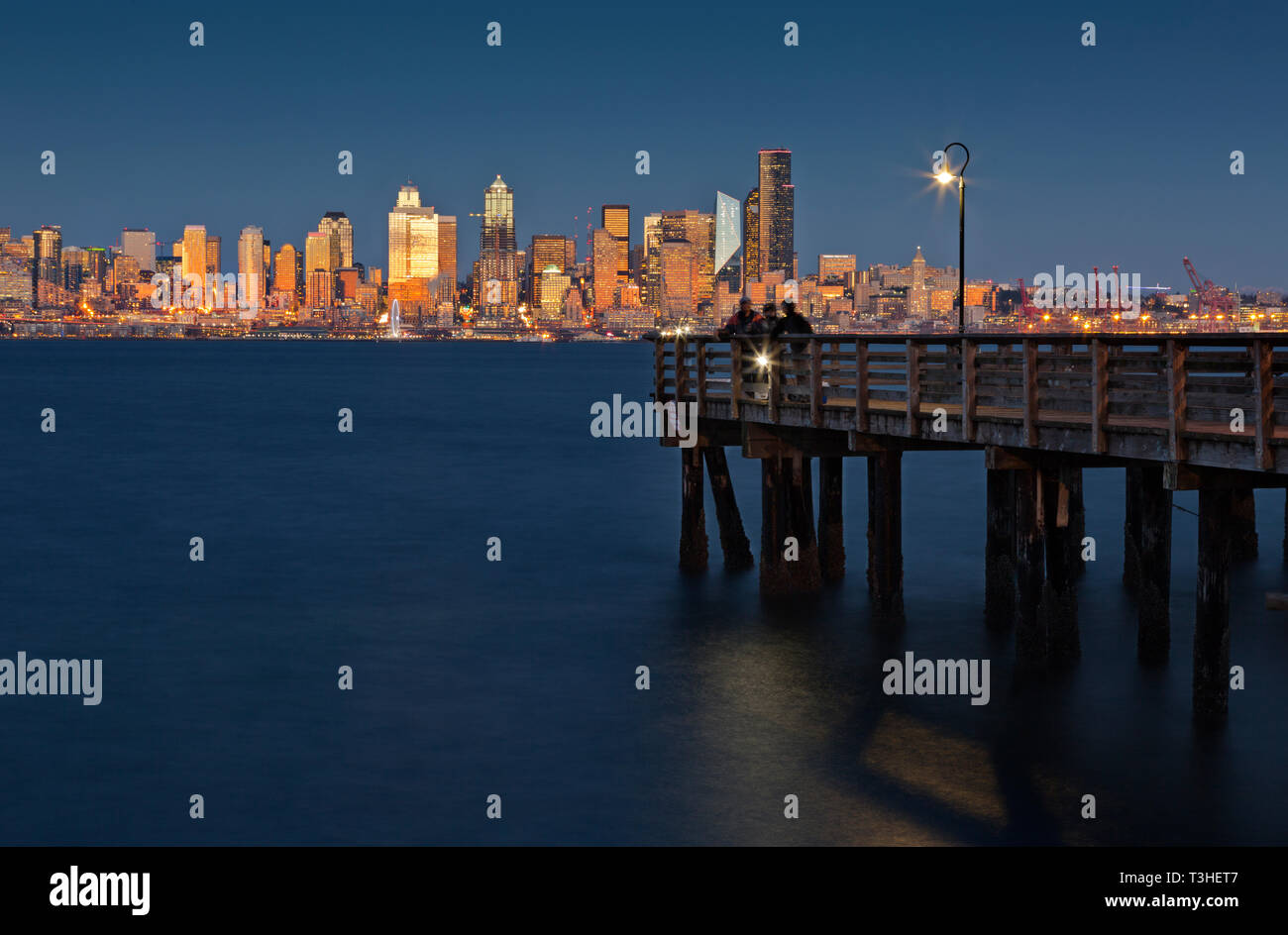 WA16103-00...WASHINGTON - Downtown Seattle in der Abenddämmerung vom Seacrest Park an den Ufern der Elliott Bay, 2018. Stockfoto