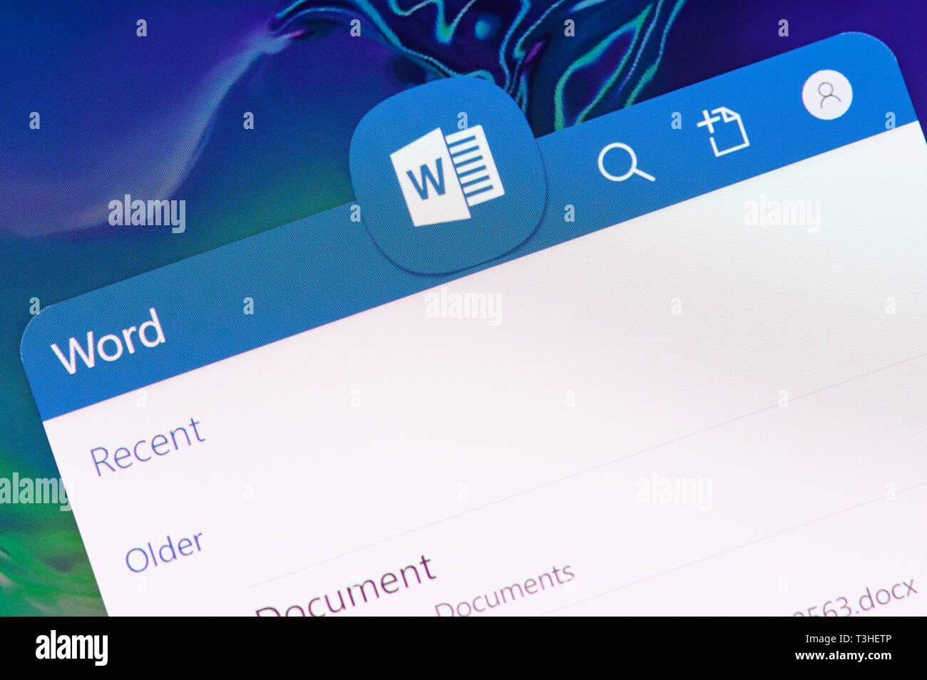 New York, USA - April 8, 2019: Erstellen von Microsoft Word Text in Anwendung auf digitalen Bildschirm Makro Nahaufnahme Stockfoto