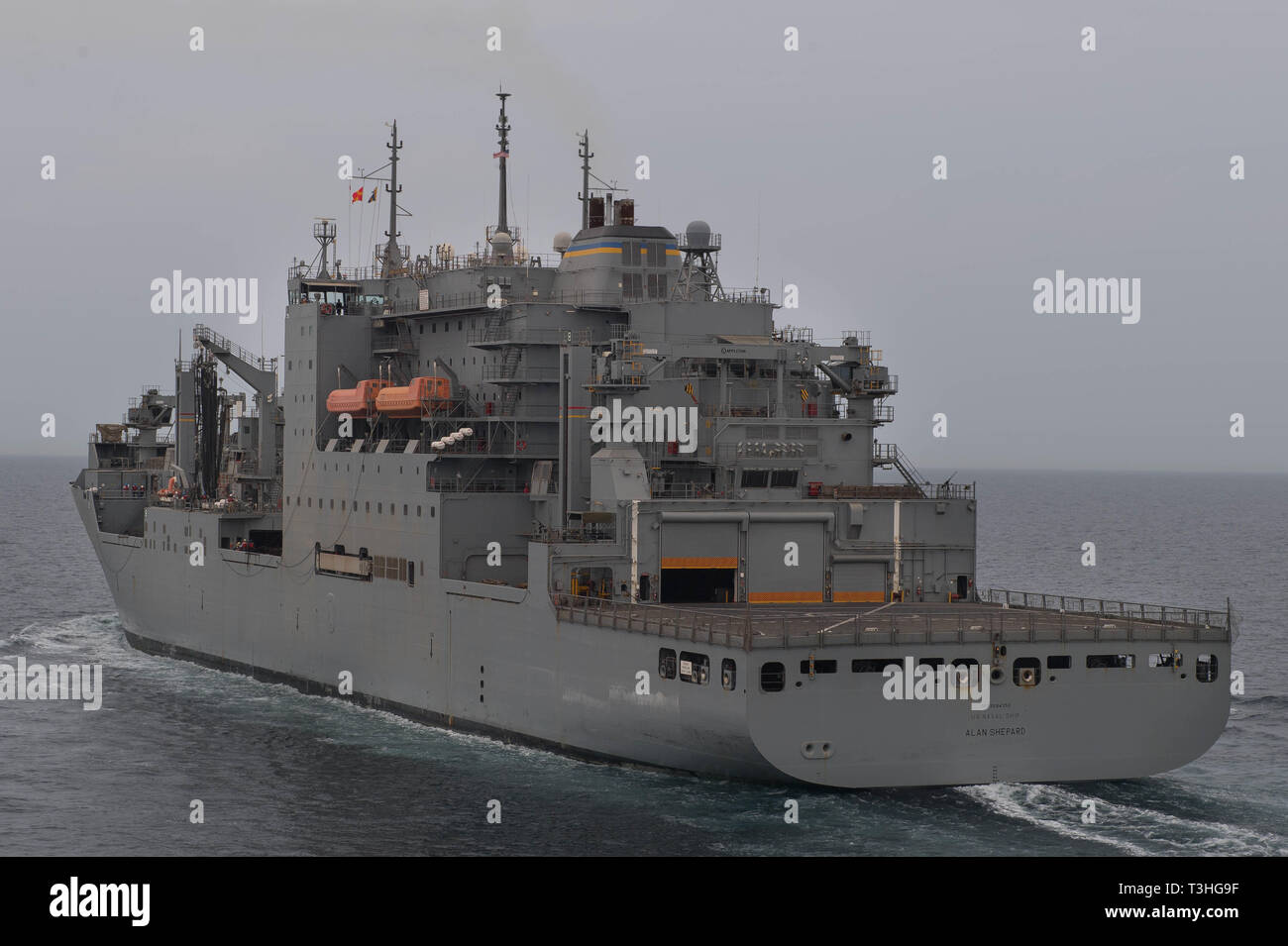 Die Dry Cargo und Munition ship USNS Alan Shepard (T-AKE 3) Transite des Arabischen Golfs, April 6, 2019. Die Alan Shepard ist in die USA 5 Flotte Bereich der Maßnahmen zur Unterstützung der Marine im Einsatz für die Stabilität und Sicherheit in der Region zu gewährleisten und verbindet das Mittelmeer und den Pazifischen Ozean durch den westlichen Indischen Ozean und drei strategischen Punkten ersticken. (U.S. Marine Foto von Mass Communication Specialist 3. Klasse Nick Bauer) Stockfoto