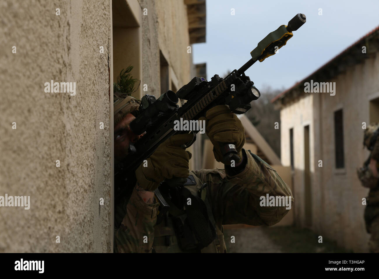 Ein britischer Soldat von Charlie Company, Prinz von Wales Royal's Regiment, Scans eine Dachterrasse während der Übung Allied Geist X in Hohenfels, Deutschland, 4. April 2019. Übung Allied Geist X umfasst rund 5.600 Teilnehmer aus 15 Nationen, 30 März - 17. April 2019, bei der 7th Army Training Befehl Hohenfels Training Bereich im südöstlichen Deutschland. Allied Geist ist ein US-Army Europe, 7th Army Training Befehl durchgeführte multinationale Übung Serie zu entwickeln und zu verbessern die NATO und wichtiger Partner der Interoperabilität und die Bereitschaft über angegebenen warfighting Funktionen. (U.S. Armee ph Stockfoto Ein britischer Soldat von Charlie Company, Prinz von Wales Royal's Regiment, Scans eine Dachterrasse während der Übung Allied Geist X in Hohenfels, Deutschland, 4. April 2019. Übung Allied Geist X umfasst rund 5.600 Teilnehmer aus 15 Nationen, 30 März - 17. April 2019, bei der 7th Army Training Befehl Hohenfels Training Bereich im südöstlichen Deutschland. Allied Geist ist ein US-Army Europe, 7th Army Training Befehl durchgeführte multinationale Übung Serie zu entwickeln und zu verbessern die NATO und wichtiger Partner der Interoperabilität und die Bereitschaft über angegebenen warfighting Funktionen. (U.S. Armee ph Stockfoto