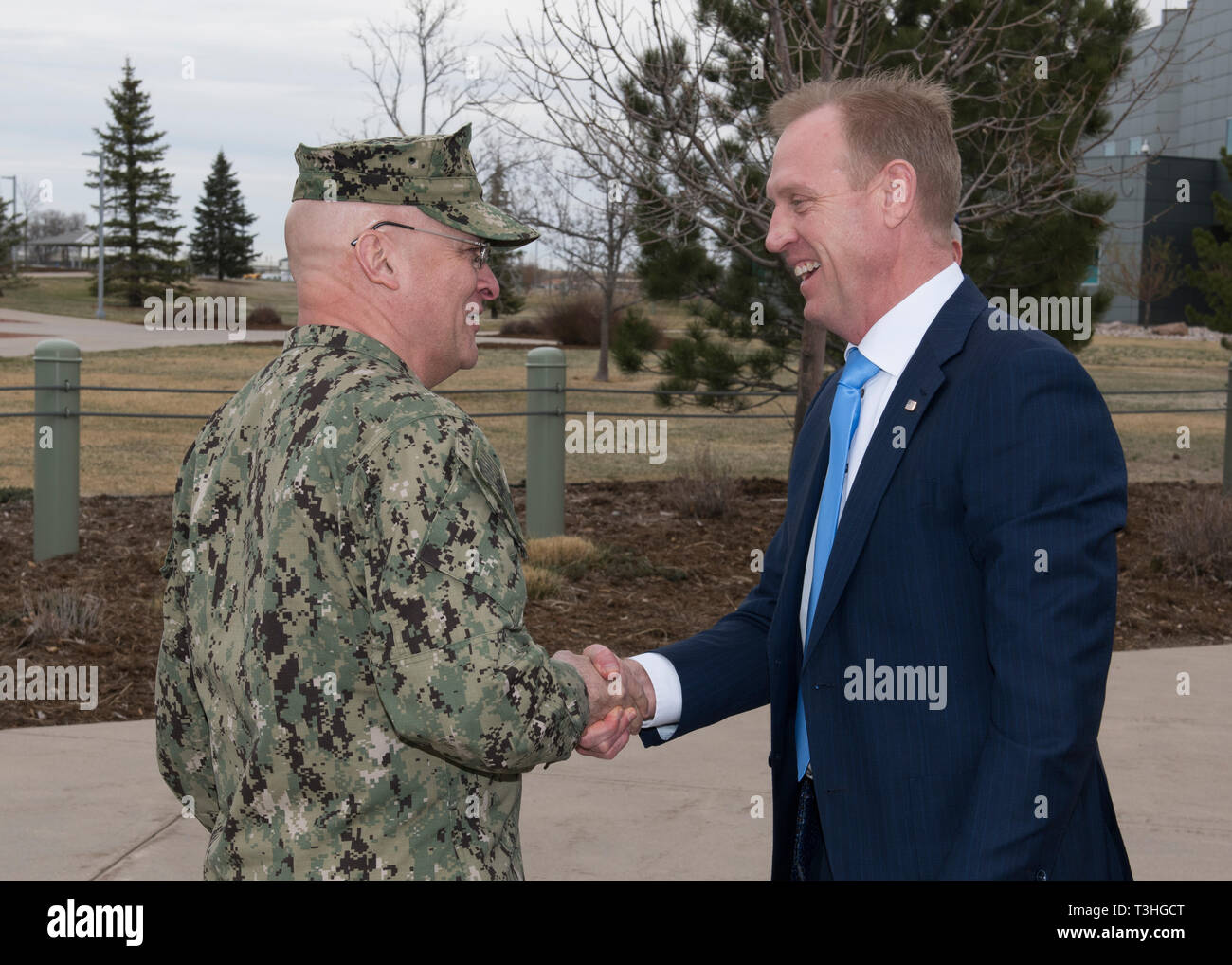 Us Northern Command Stellvertretender Kommandant, Vice Admiral Michael J. Dumont begrüßt amtierende Sekretär der Verteidigung Patrick M. Shanahan außerhalb des North American Aerospace Defense Command und USNORTHCOM Sitz in Colorado Springs, Colorado, 9. April 2019. Bei seinem Besuch, Sekretär Shanahan Gespräche mit Befehl Führung über die Heimatverteidigung und die einzigartige bi-nationalen Beziehung zwischen den USA und Kanada. Stockfoto