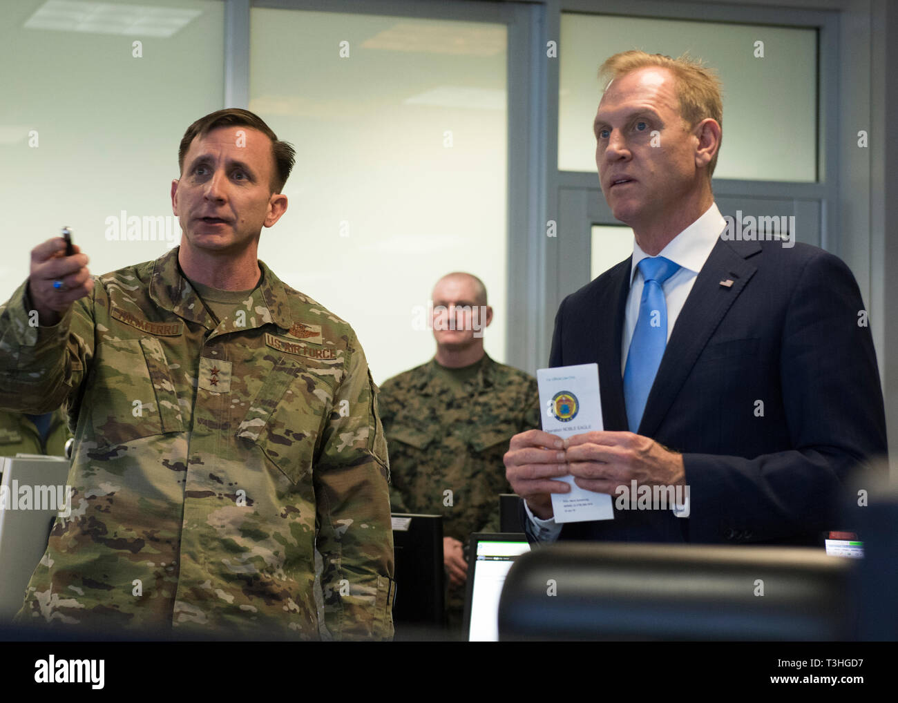Us Air Force Major General Jeffrey Taliaferro, der US Northern Command Direktor für Betrieb und Handeln Verteidigungsminister Patrick M. Shanahan eine Heimat Verteidigung Übung am Sitz der Befehl in Colorado Springs, Colorado, 9. April 2019 diskutieren. Bei seinem Besuch, Sekretär Shanahan Gespräche mit Befehl Führung über die Heimatverteidigung und die einzigartige bi-nationalen Beziehung zwischen den USA und Kanada. Stockfoto