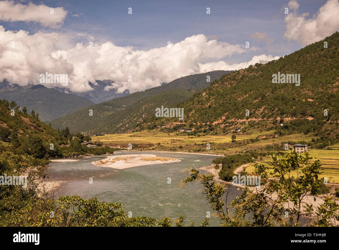 Landschaft, Confluence, von Pho & Mo Flüssen, an Punakha, Tal, ein Fest für die Augen, blauer Himmel, weiße Wolken, hängt über, Punakha, Tal, Bhutan. Stockfoto