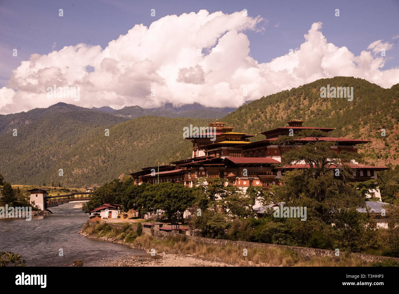 Punakhadzong, am Zusammenfluss von, Pho & Mo River, in Punakha Tal, vorbei an, die meisten, malerische Landschaft in Bhutan. Stockfoto