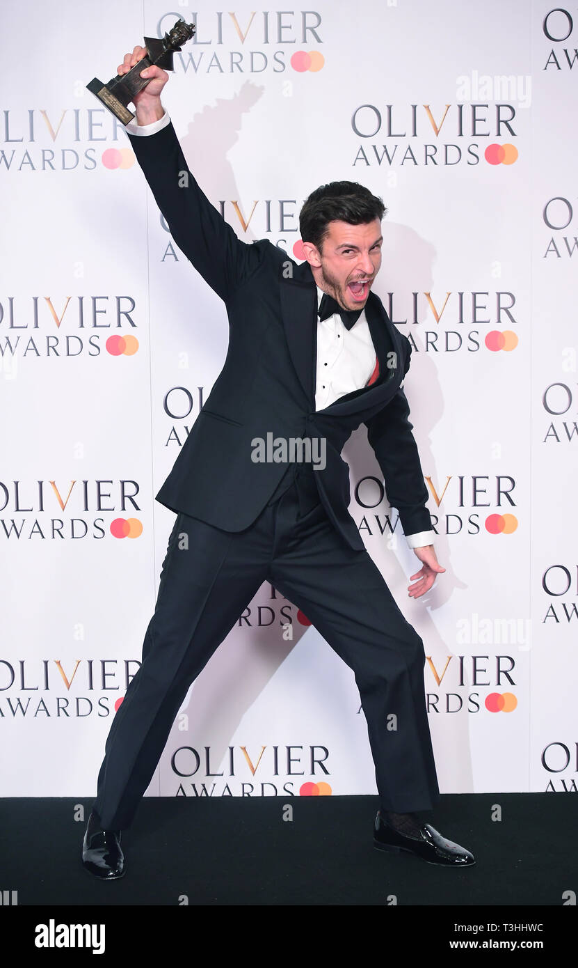 Jonathan Bailey mit den besten Schauspieler in einer unterstützenden Rolle in einem Musical in der Olivier Awards in der Royal Albert Hall in London. Stockfoto