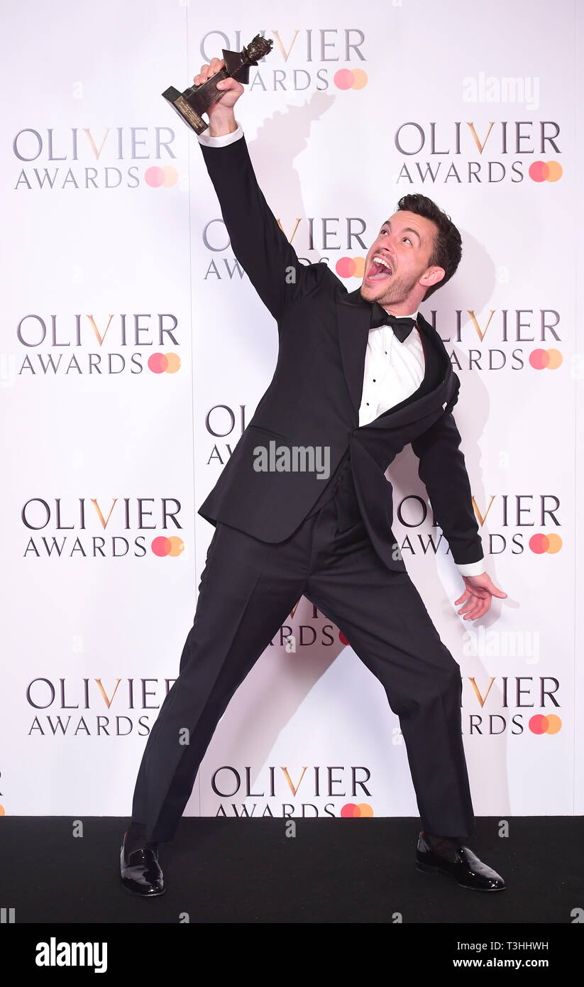 Jonathan Bailey mit den besten Schauspieler in einer unterstützenden Rolle in einem Musical in der Olivier Awards in der Royal Albert Hall in London. Stockfoto