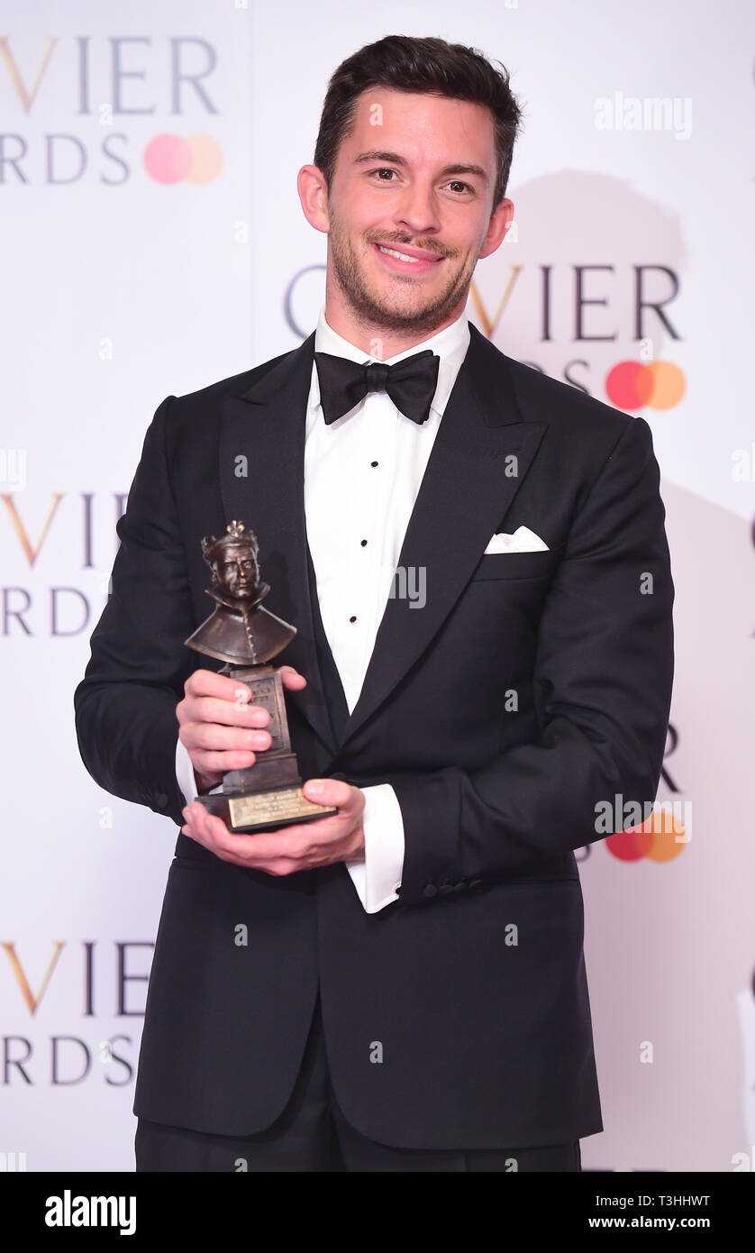 Jonathan Bailey mit den besten Schauspieler in einer unterstützenden Rolle in einem Musical in der Olivier Awards in der Royal Albert Hall in London. Stockfoto
